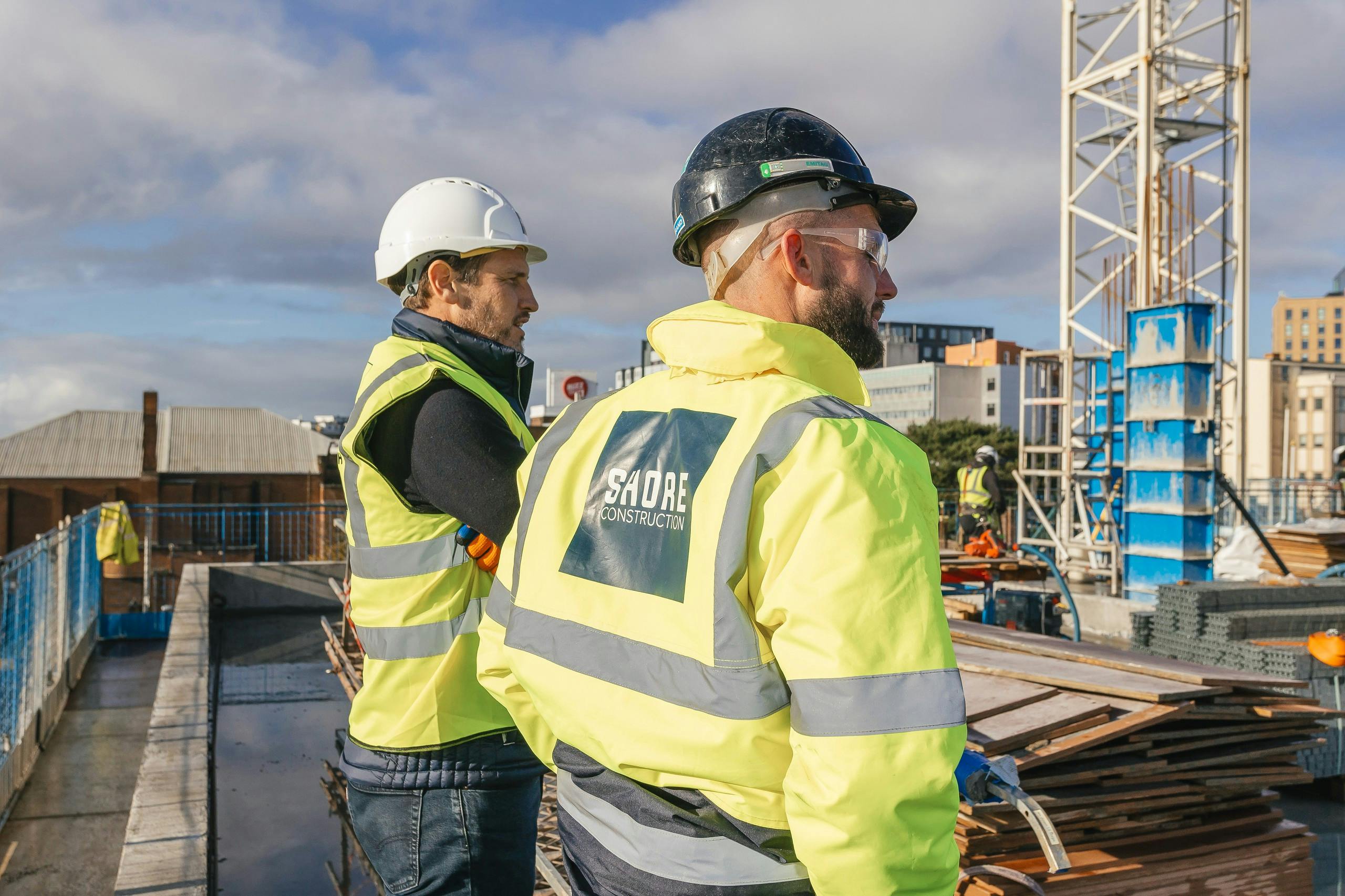 Quantity Surveyor talking to a Project Manager on a building site